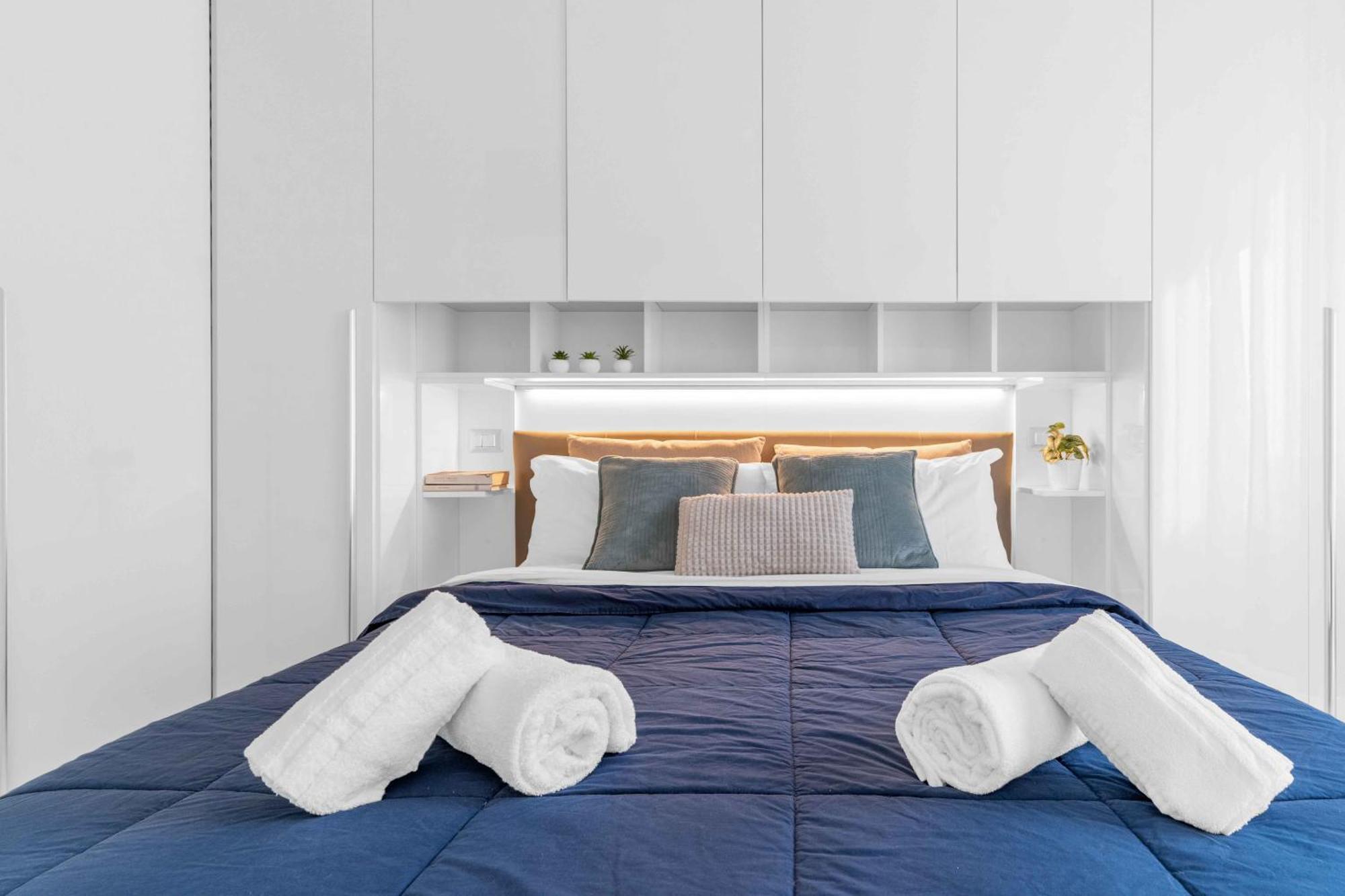 Bright Top-floor - 5mins Station Apartment Mailand